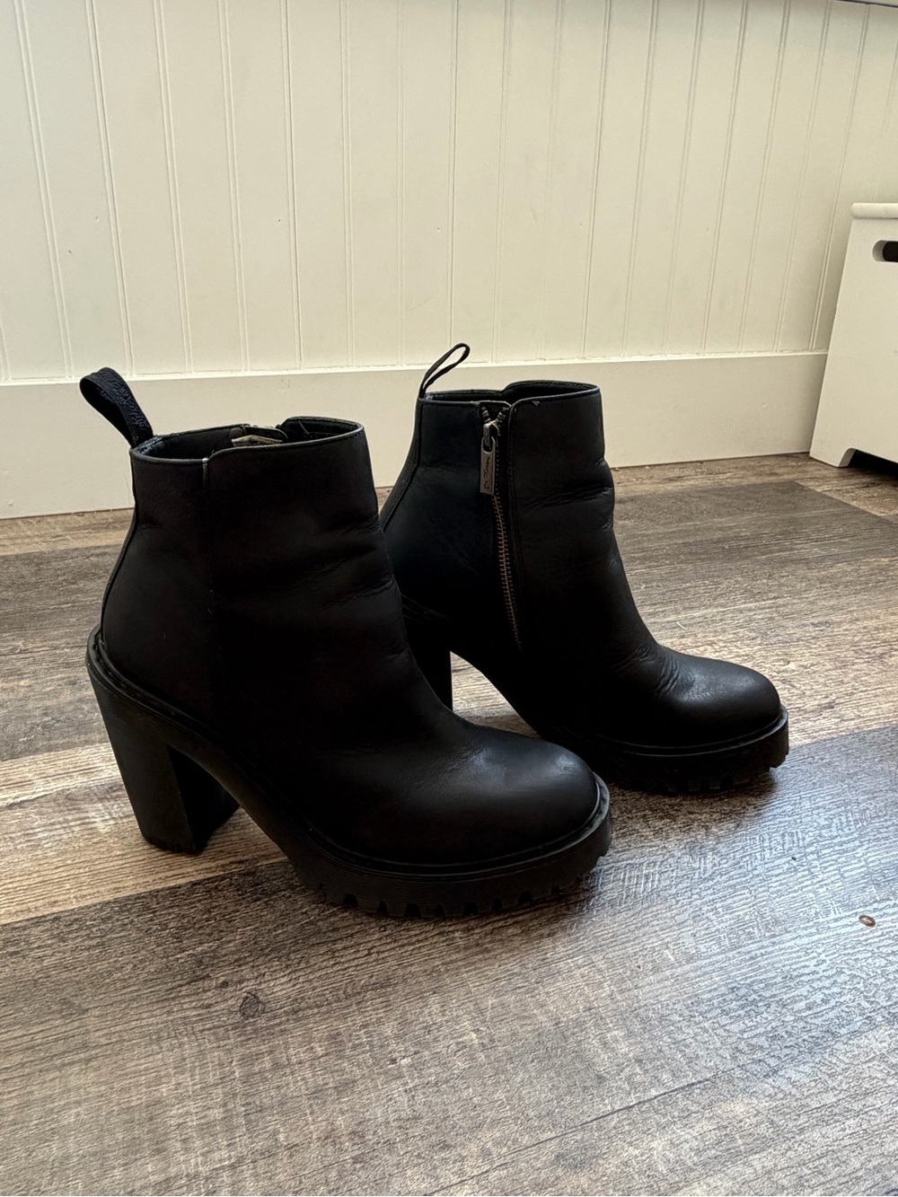 Dr. Martens Magdalena Heeled Chelsea Boots Black Leather Women's Size 9 US